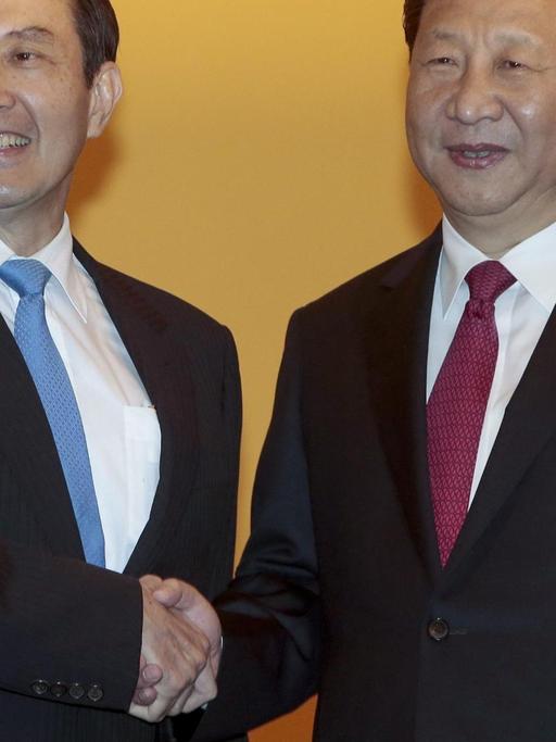 Taiwans Präsident Ma Ying-jeuo (l.) und der chinesische Präsident Xi Jinping geben sich die Hand im Shangri-La Hotel in Singapur.