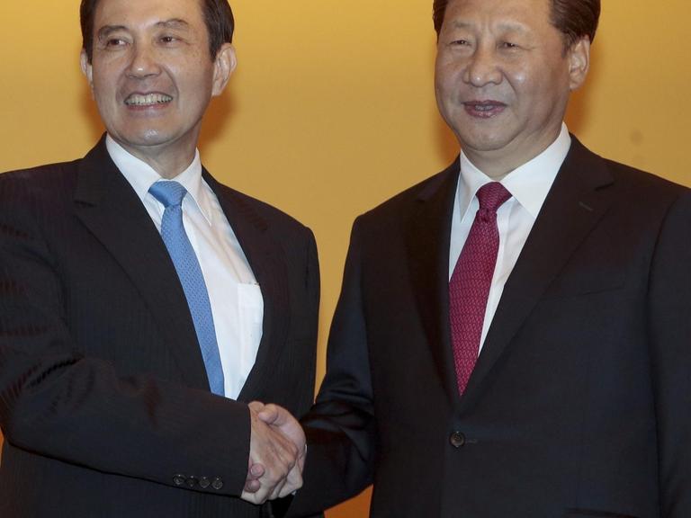 Taiwans Präsident Ma Ying-jeuo (l.) und der chinesische Präsident Xi Jinping geben sich die Hand im Shangri-La Hotel in Singapur.