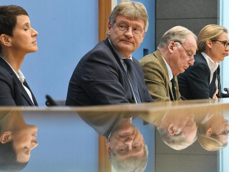 Die AfD-Politiker Jörg Meuthen, Alexander Gauland und Alice Weidel in der Bundespressekonferenz in Berlin