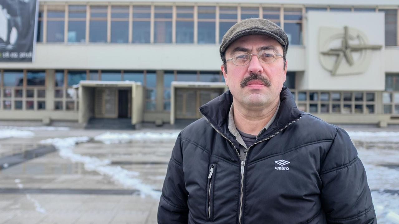 Der Youtuber Niksic mit Mütze im Halbprofil Der Youtuber Niksic mit Mütze im Halbprofil