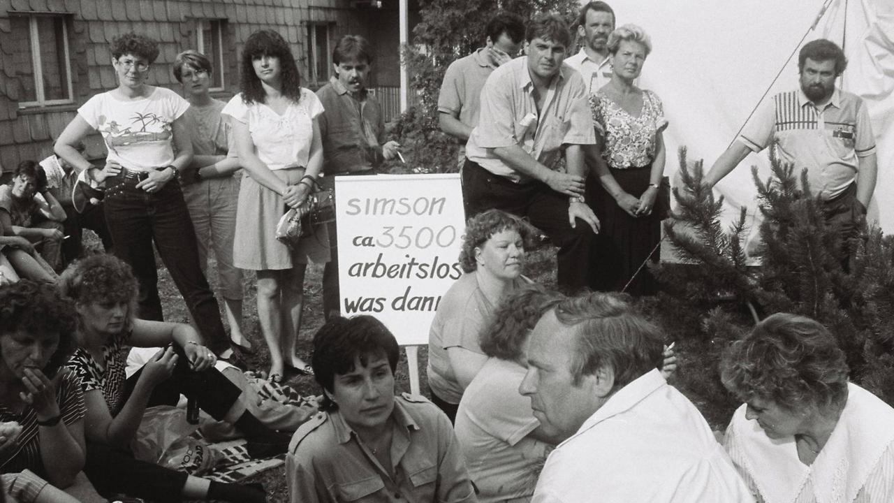 Besetzung der Treuhand Niederlassung in Suhl, Thüringen, aufgenommen am 01.07.1991. Besetzung der Treuhand Niederlassung in Suhl, Thüringen, aufgenommen am 01.07.1991.