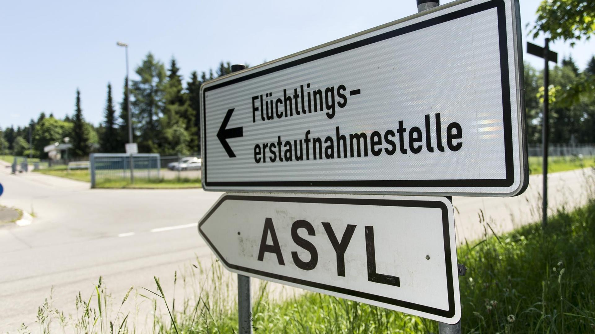 Ein Schild weisst am 05.06.2015 in Meßstetten (Baden-Württemberg) auf die Landeserstaufnahmeeinrichtung (LEA) für Flüchtlinge. Ein Schild weisst am 05.06.2015 in Meßstetten (Baden-Württemberg) auf die Landeserstaufnahmeeinrichtung (LEA) für Flüchtlinge.