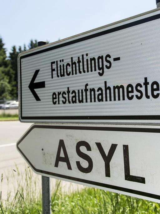 Ein Schild weisst am 05.06.2015 in Meßstetten (Baden-Württemberg) auf die Landeserstaufnahmeeinrichtung (LEA) für Flüchtlinge.