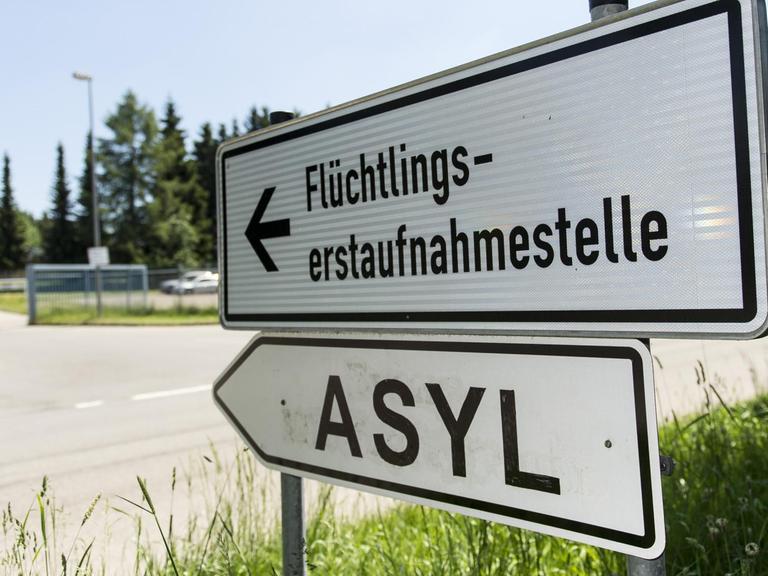 Ein Schild weisst am 05.06.2015 in Meßstetten (Baden-Württemberg) auf die Landeserstaufnahmeeinrichtung (LEA) für Flüchtlinge.