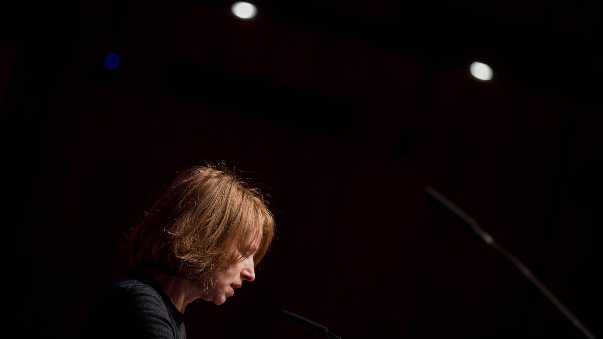 Die Schauspielerin Corinna Harfouch im Profil, aufgenommen auf dem Literaturfestival Lit.Cologne im Jahr 2018 Die Schauspielerin Corinna Harfouch im Profil, aufgenommen auf dem Literaturfestival Lit.Cologne im Jahr 2018