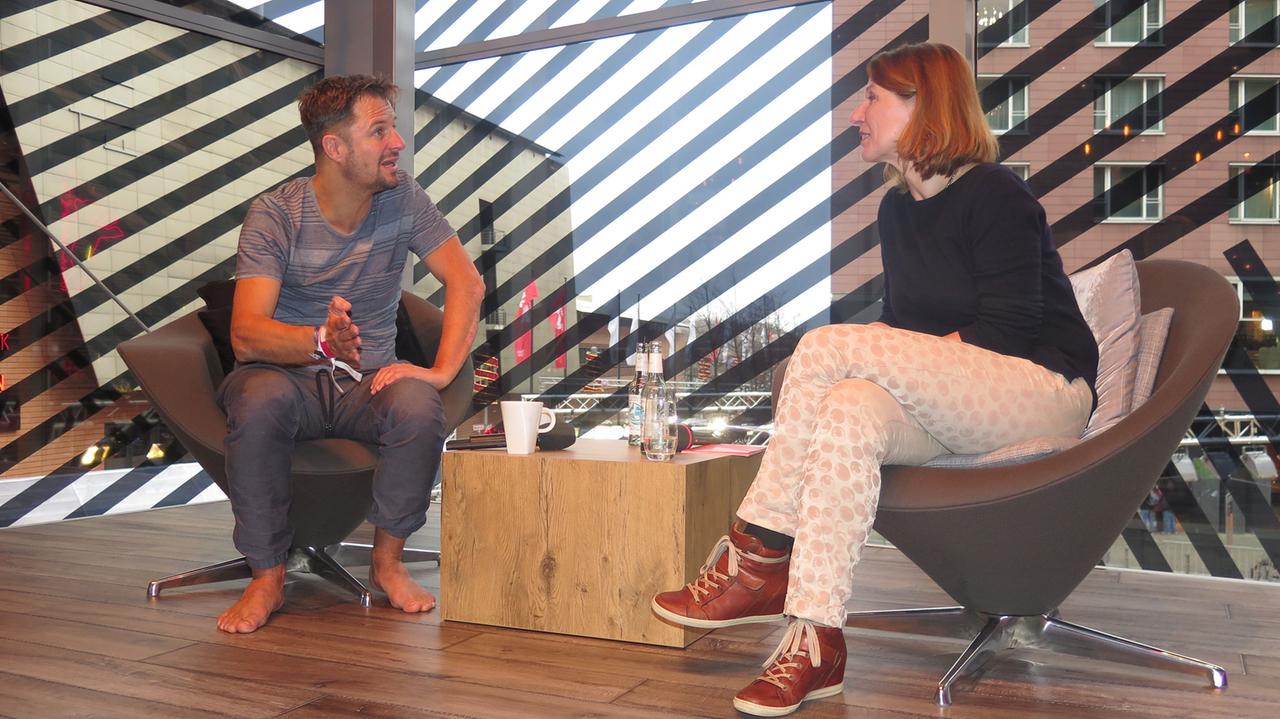 Der österrreichische Schauspieler Philipp Hochmair im Gespräch mit Susanne Führer in der Berlinale-Lounge. Der österrreichische Schauspieler Philipp Hochmair im Gespräch mit Susanne Führer in der Berlinale-Lounge.
