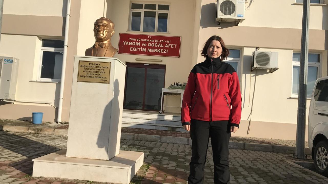 Stolze Feuerwehrfrau - Ilknur Uygun hat mittlerweile fünfzig Kolleginnen bei der Feuerwehr in Izmir. Stolze Feuerwehrfrau - Ilknur Uygun hat mittlerweile fünfzig Kolleginnen bei der Feuerwehr in Izmir.