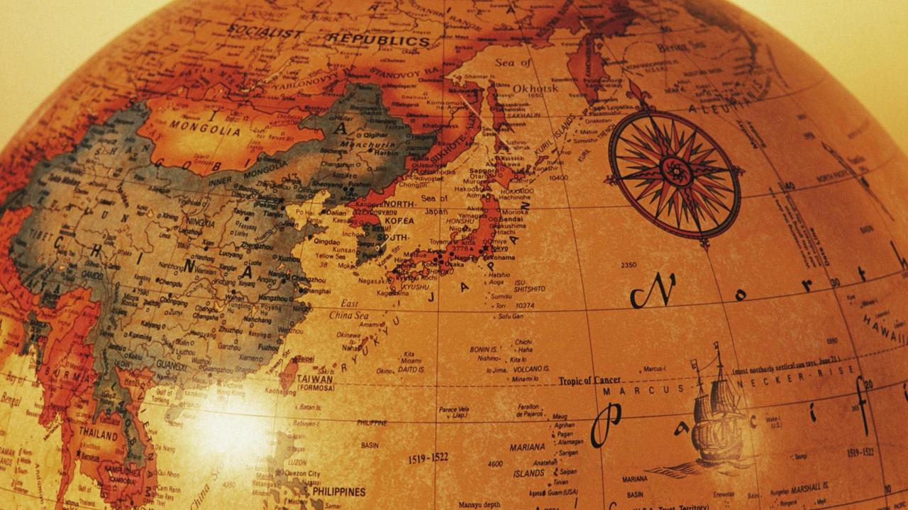 Die Abbildung von Ostasien und dem nördlichen Pazifik auf einem historischen Globus.
