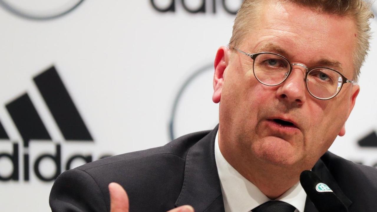 DFB-Präsident Reinhard Grindel gibt eine Pressekonferenz. DFB-Präsident Reinhard Grindel gibt eine Pressekonferenz.