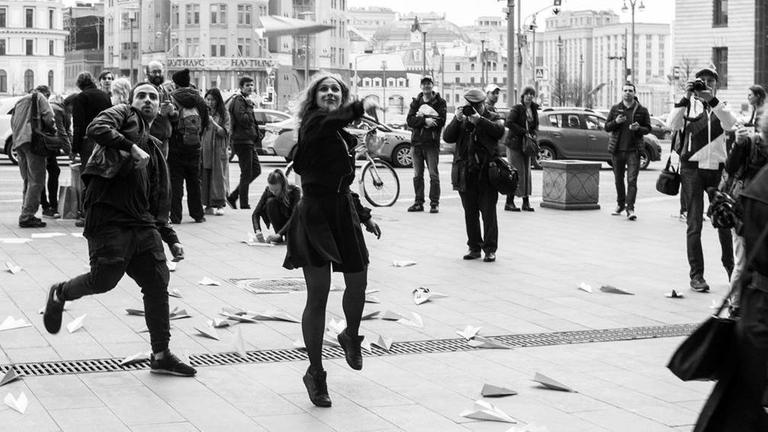 Auf einem Platz in Moskau liegen Papierflieger vor der Zentrale des russischen Geheimdienstes FSB. Mitglieder der Punk Band "Pussy Riot" tanzen. Auf einem Platz in Moskau liegen Papierflieger vor der Zentrale des russischen Geheimdienstes FSB. Mitglieder der Punk Band "Pussy Riot" tanzen.