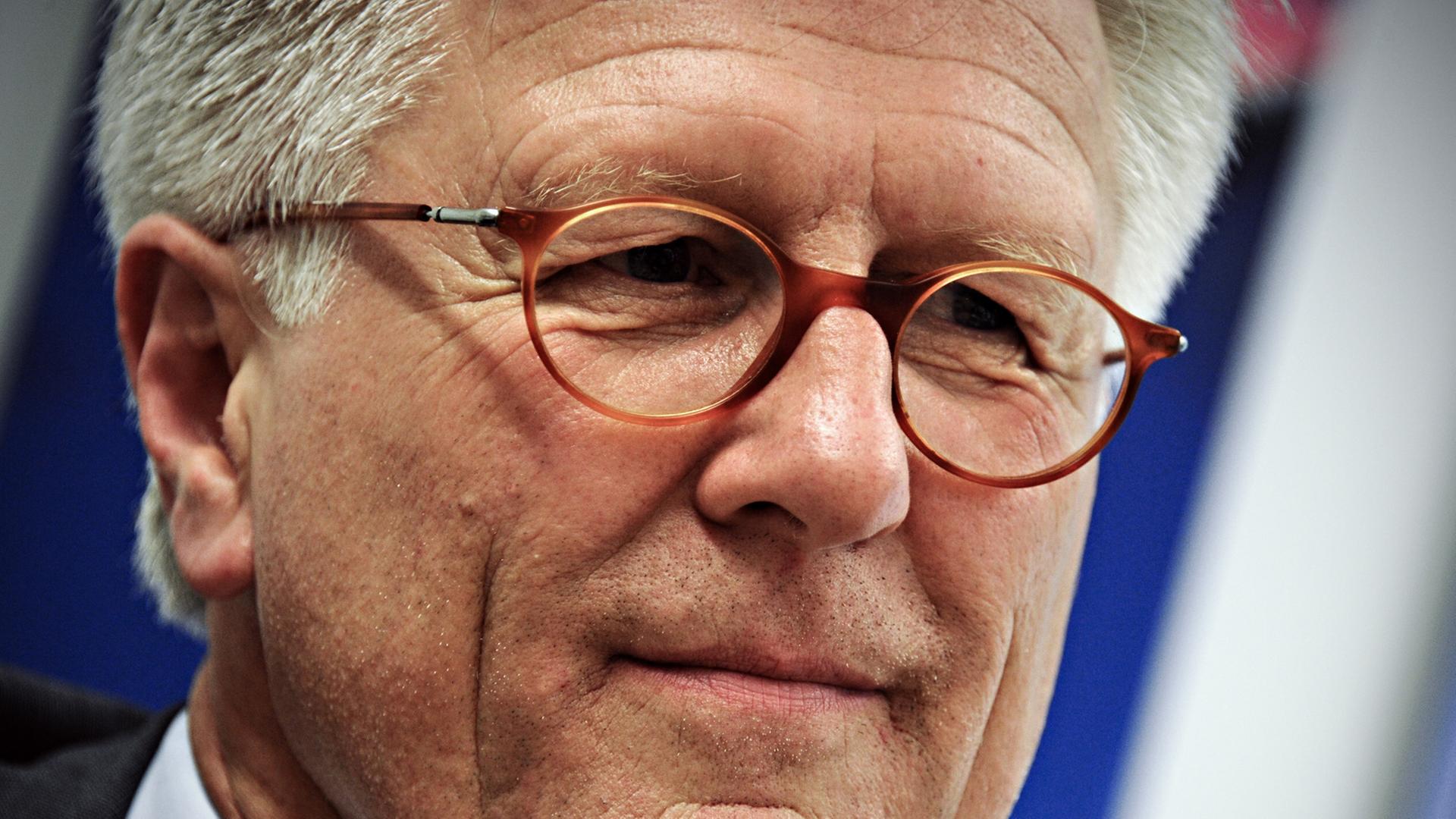 Der evangelische Landesbischof Heinrich Bedford-Strohm spricht am 05.08.2014 in München (Bayern) mit Journalisten der Deutschen Presse-Agentur. Als Landesbischof in Bayern ist Bedford-Strohm ein Kandidat für die Nachfolge des Ratsvorsitzenden Schneider, der sein Amt wegen der Krebserkrankung seiner Frau abgibt. Der evangelische Landesbischof Heinrich Bedford-Strohm spricht am 05.08.2014 in München (Bayern) mit Journalisten der Deutschen Presse-Agentur. Als Landesbischof in Bayern ist Bedford-Strohm ein Kandidat für die Nachfolge des Ratsvorsitzenden Schneider, der sein Amt wegen der Krebserkrankung seiner Frau abgibt.