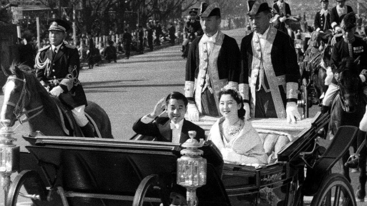 Das Kronprinzenpaar Akihito und Michiko in einer Kutsche bei der Parade nach ihrer Hochzeitszeremonie am 10. April 1959 in Tokio Das Kronprinzenpaar Akihito und Michiko in einer Kutsche bei der Parade nach ihrer Hochzeitszeremonie am 10. April 1959 in Tokio