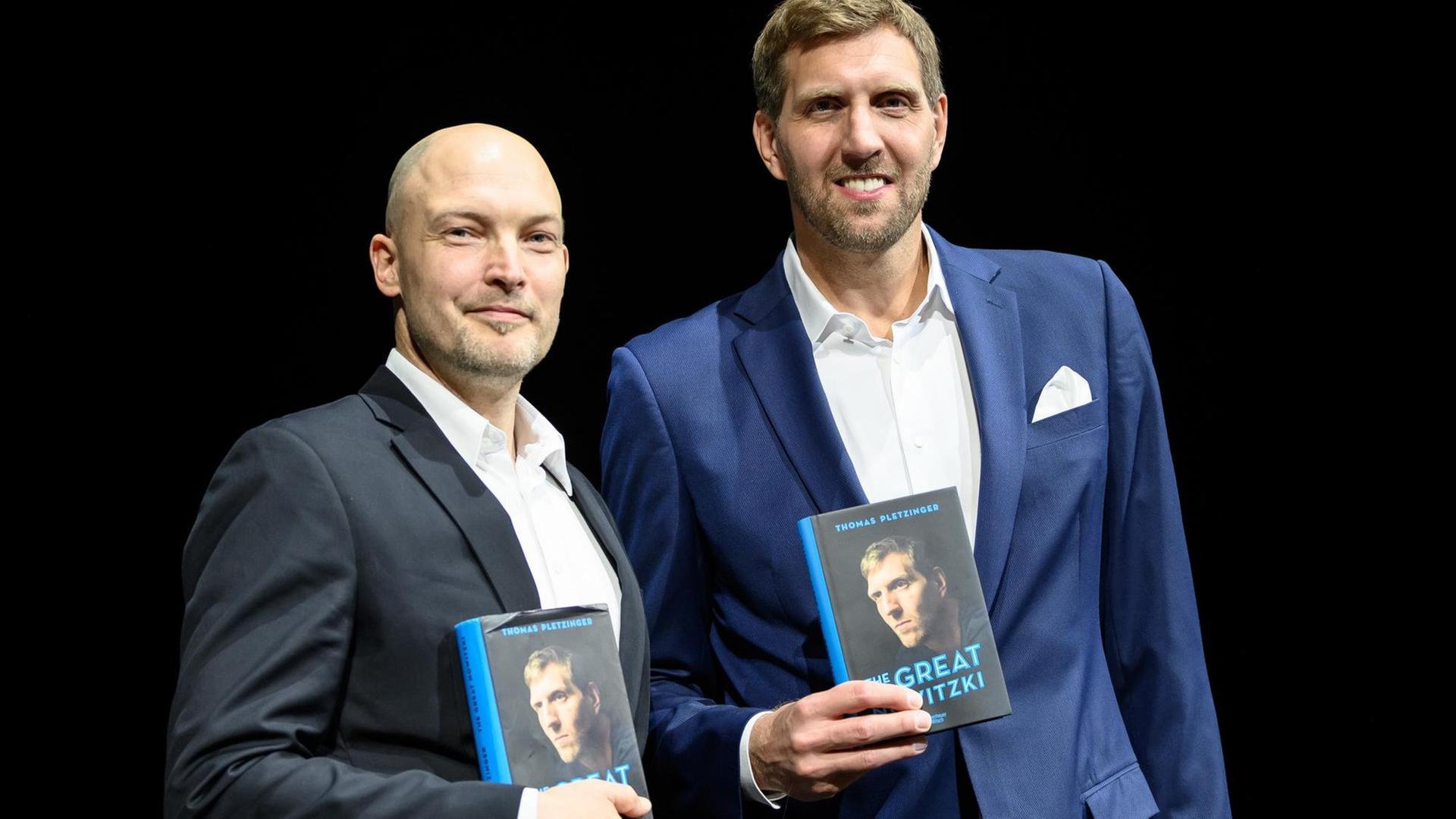 Dirk Nowitzki steht anlässlich der Buchpräsentation von "The Great Nowitzki" bei einem Fototermin im Schauspielhaus. Das Buch wurde vom deutschen Autor Thomas Pletzinger verfasst, der links neben ihm steht. Dirk Nowitzki steht anlässlich der Buchpräsentation von "The Great Nowitzki" bei einem Fototermin im Schauspielhaus. Das Buch wurde vom deutschen Autor Thomas Pletzinger verfasst, der links neben ihm steht.