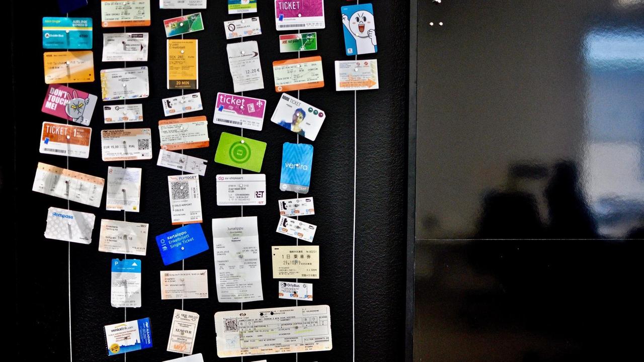 Bei der Firma MAAS Global will man das Papierticket abschaffen. Als Kunstwerk dürfen sie aber noch im Büro hängen Bei der Firma MAAS Global will man das Papierticket abschaffen. Als Kunstwerk dürfen sie aber noch im Büro hängen