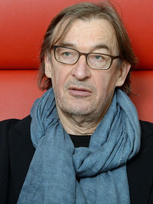 Der Krimiautor Wolfgang Schorlau, aufgenommen am 12.11.2014 bei einem dpa-Interview in Stuttgart