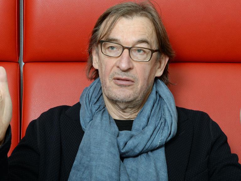 Der Krimiautor Wolfgang Schorlau, aufgenommen am 12.11.2014 bei einem dpa-Interview in Stuttgart