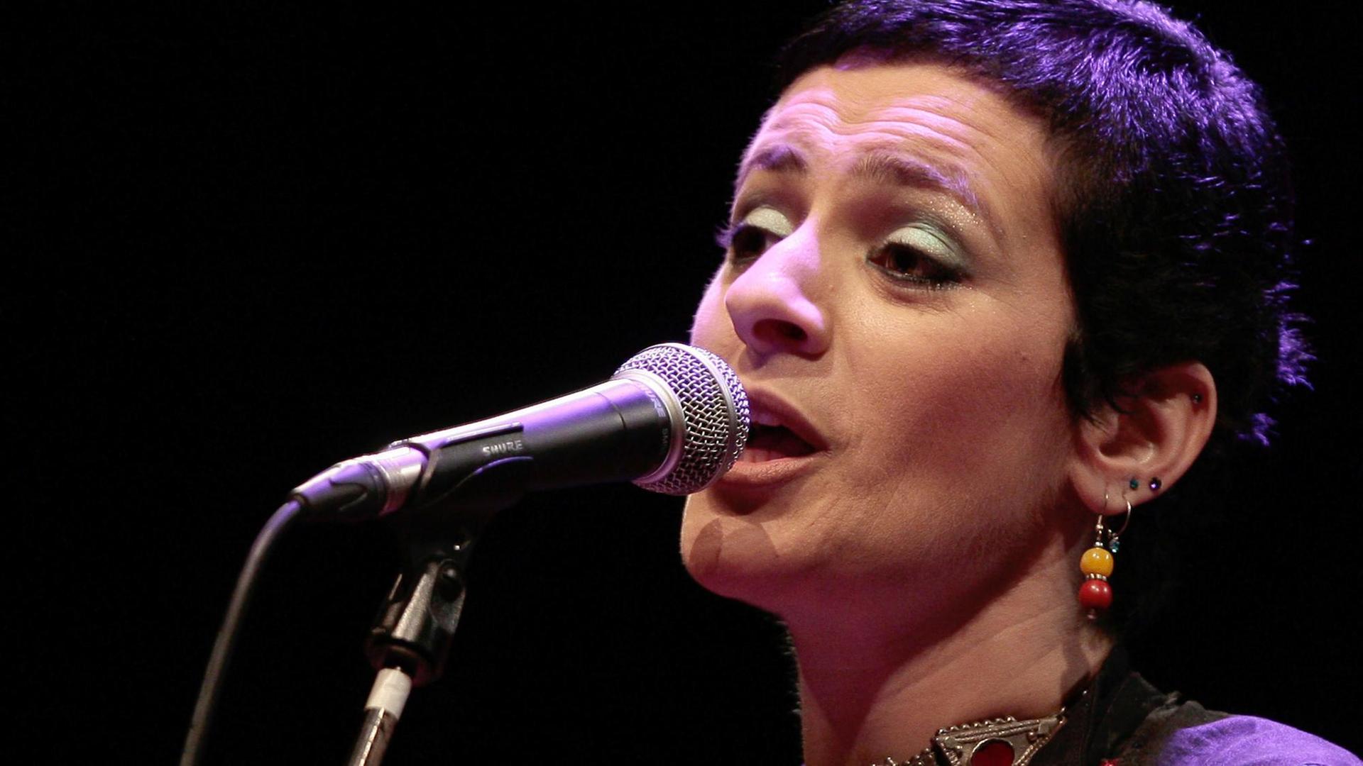 Die palästinensische Sängerin Rim Banna bei einem Konzert im Jahr 2010. Die palästinensische Sängerin Rim Banna bei einem Konzert im Jahr 2010.