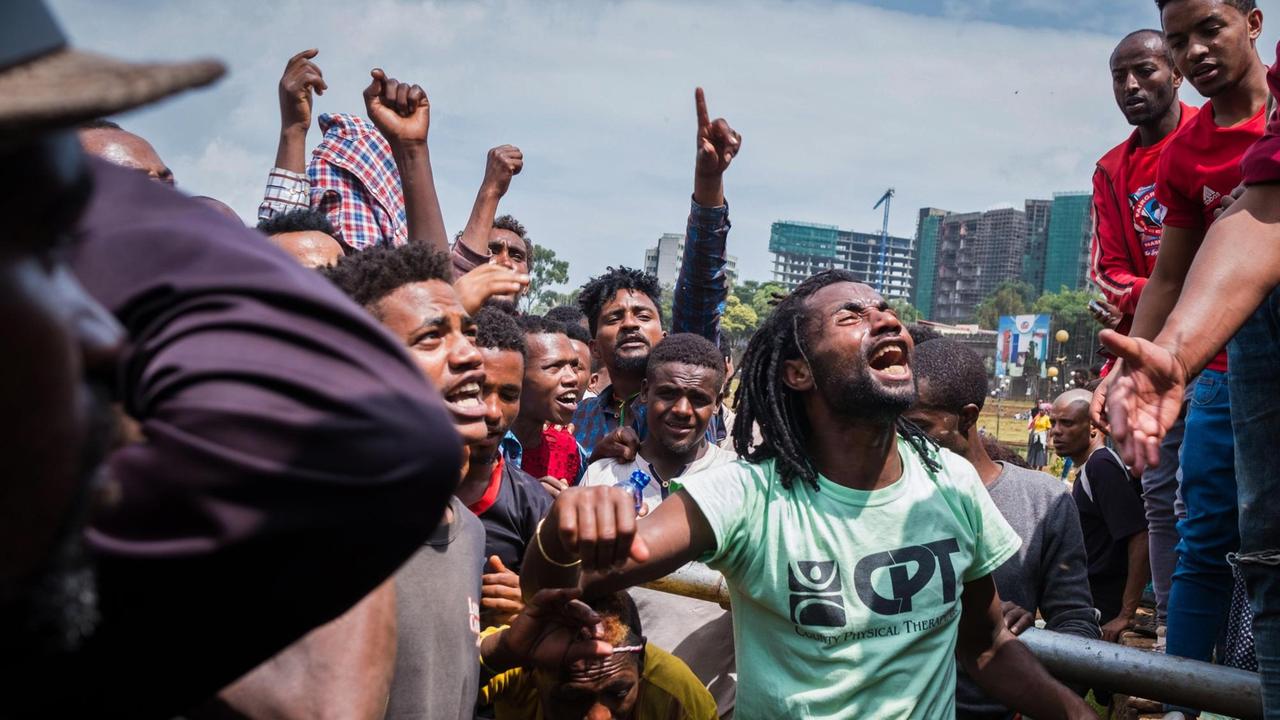 Auf dem zentralen Meskel Square in Äthiopiens Hauptstadt Addis Abeba protestieren Menschen gegen eine Welle der Gewalt gegen Minderheiten, die 23 Menschen das Leben kostete Auf dem zentralen Meskel Square in Äthiopiens Hauptstadt Addis Abeba protestieren Menschen gegen eine Welle der Gewalt gegen Minderheiten, die 23 Menschen das Leben kostete