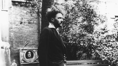 Der amerikanische Dichter Ezra Pound im Garten seines Pariser Studios im September 1923