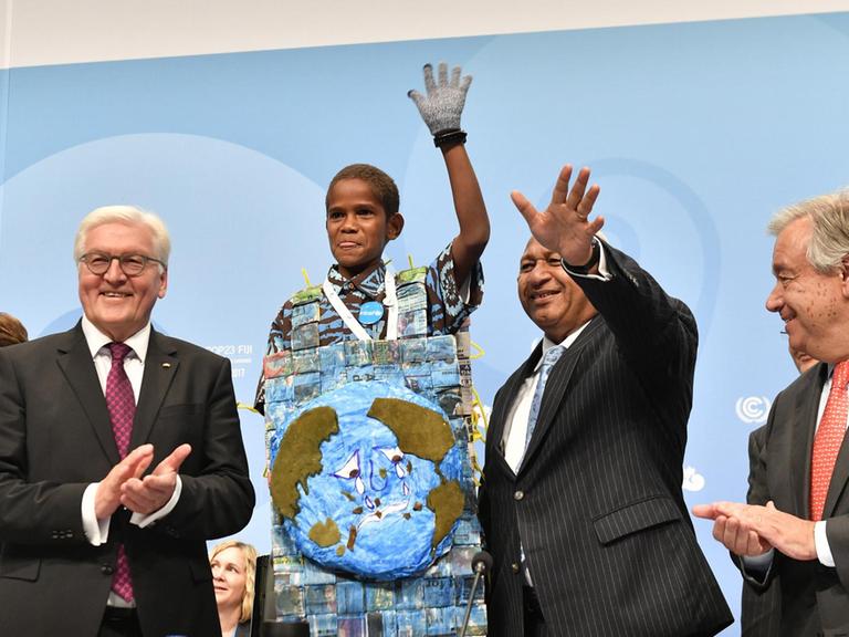 Frank-Walter Steinmeier (l.) und UNO-Generalsekretär Antonio Guterres (r.) auf der Klimakonferenz in Bonn. Mit im Bild: der Premierminister der Fidschi-Inseln, Frank Bainimarama, und Timoci Naulusala, ein Kind von den Fidschi-Inseln.