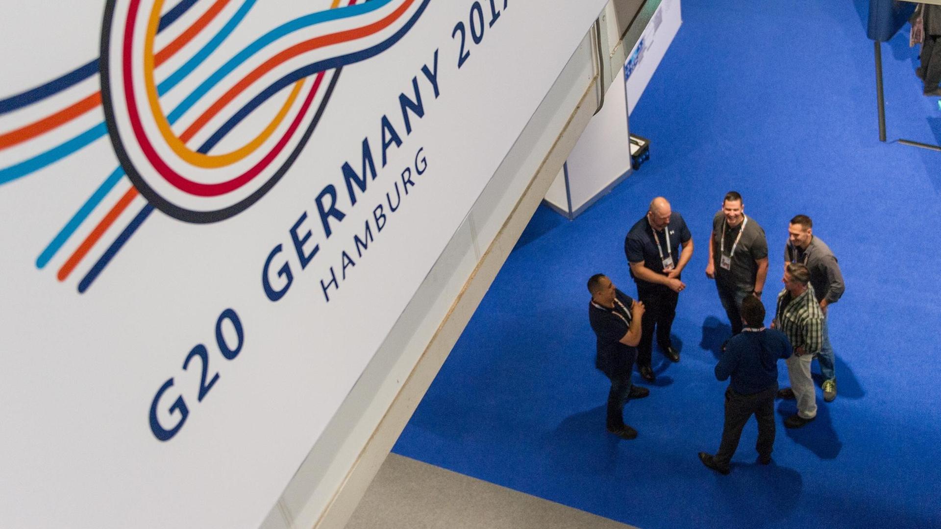 Männer unterhalten sich am 06.07.2017 im Medienzentrum für Journalisten, das anlässlich des G20-Gipfels eingerichtet wurde. Männer unterhalten sich am 06.07.2017 im Medienzentrum für Journalisten, das anlässlich des G20-Gipfels eingerichtet wurde.