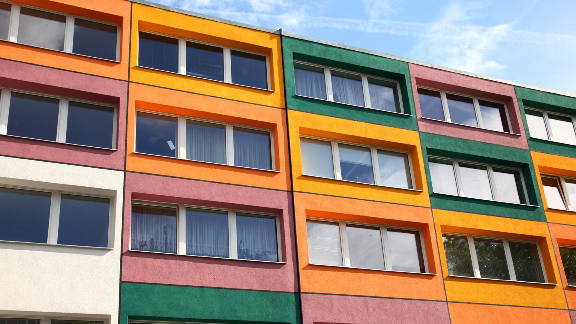 Ein bunt angemaltes Mietshaus, aufgenommen in Berlin am 27.09.2013. Ein bunt angemaltes Mietshaus, aufgenommen in Berlin am 27.09.2013.