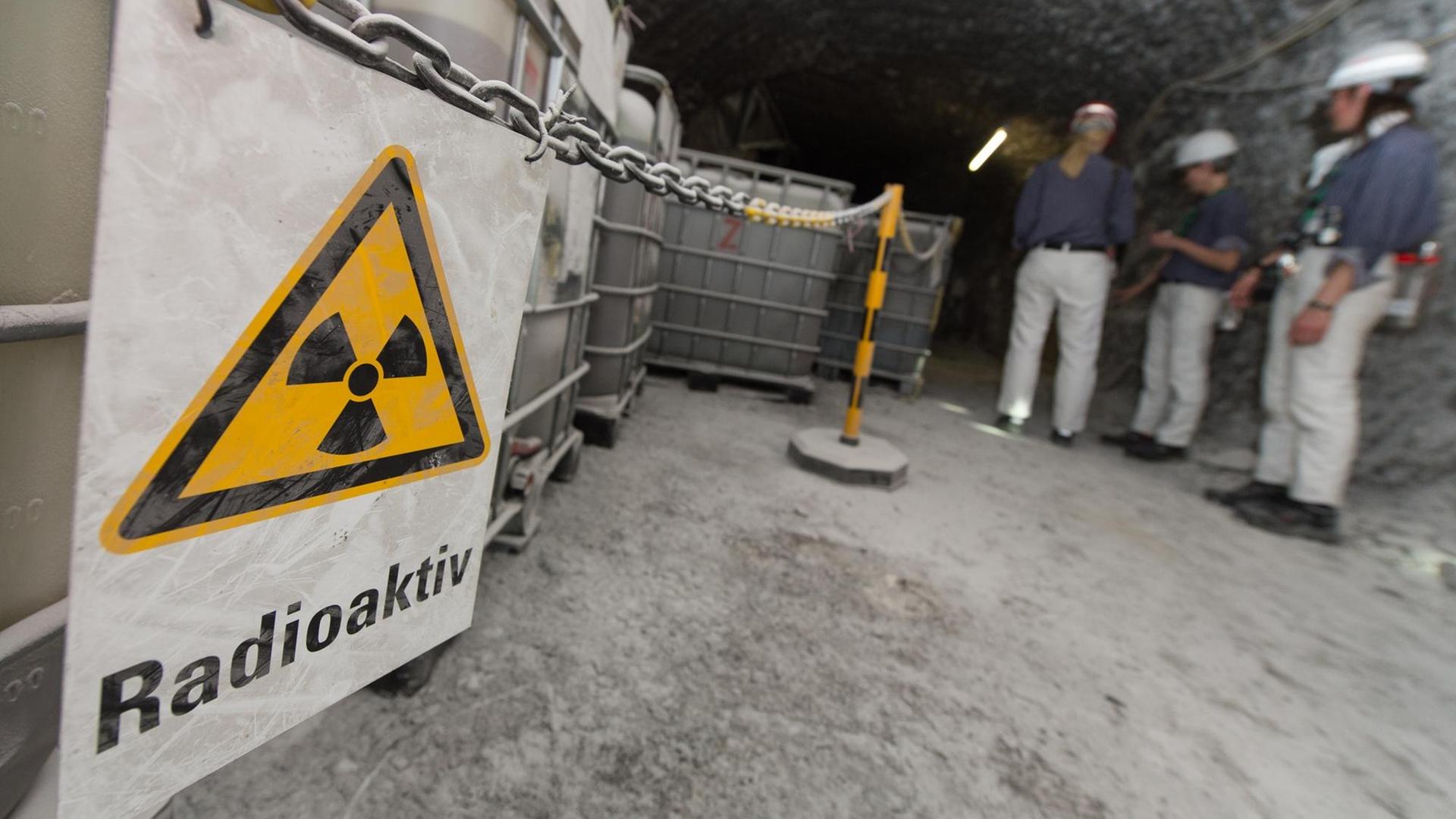 Vor Containern mit radioaktiver Lauge hängt am in der Schachtanlage Asse ein Warnschild mit der Aufschrift "Radioaktiv". Vor Containern mit radioaktiver Lauge hängt am in der Schachtanlage Asse ein Warnschild mit der Aufschrift "Radioaktiv".