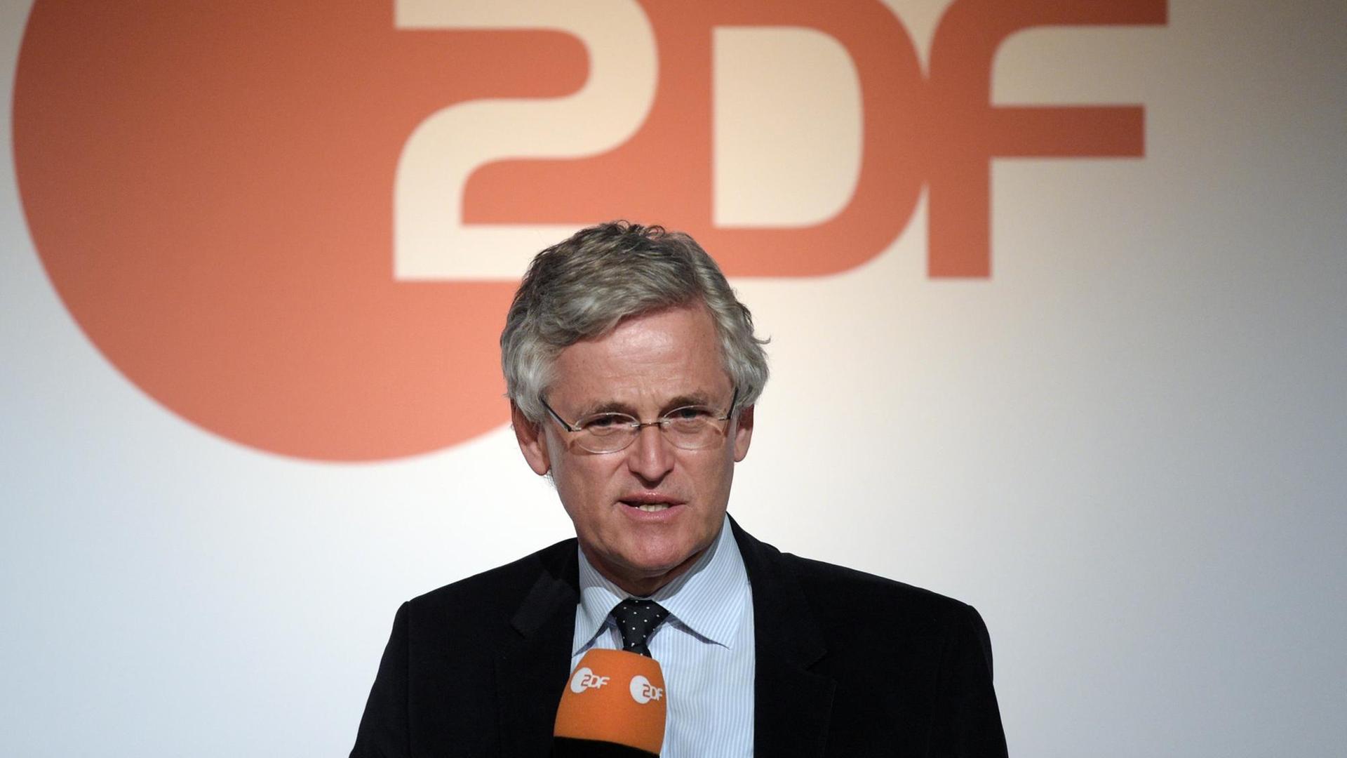 Der ZDF-Chefredakteur Peter Frey spricht am 11.04.2016 bei einer Pressekonferenz in Berlin.