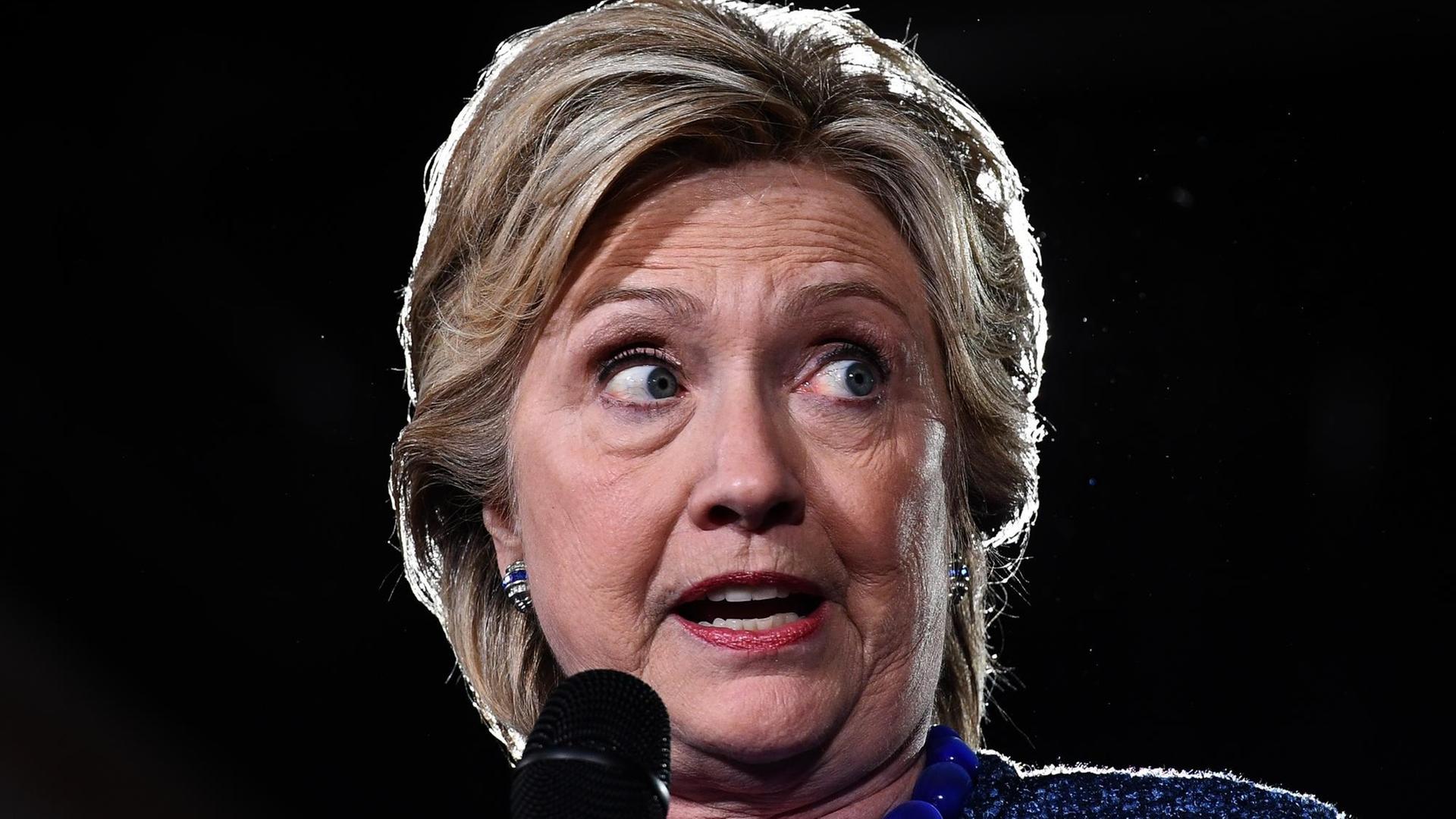 Die US-Präsidentschaftsbewerberin Hillary Clinton spricht während einer Veranstaltung der US-Demokraten in Des Moines, Iowa. Die US-Präsidentschaftsbewerberin Hillary Clinton spricht während einer Veranstaltung der US-Demokraten in Des Moines, Iowa.