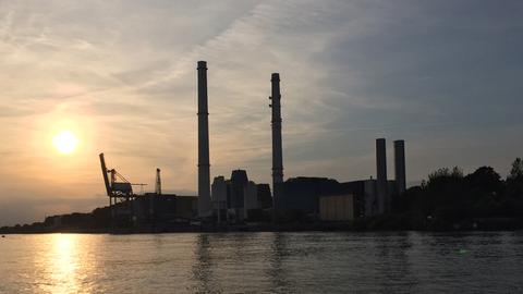 Das Heizkraftwerk Wedel in Hamburg bei Sonnenuntergang