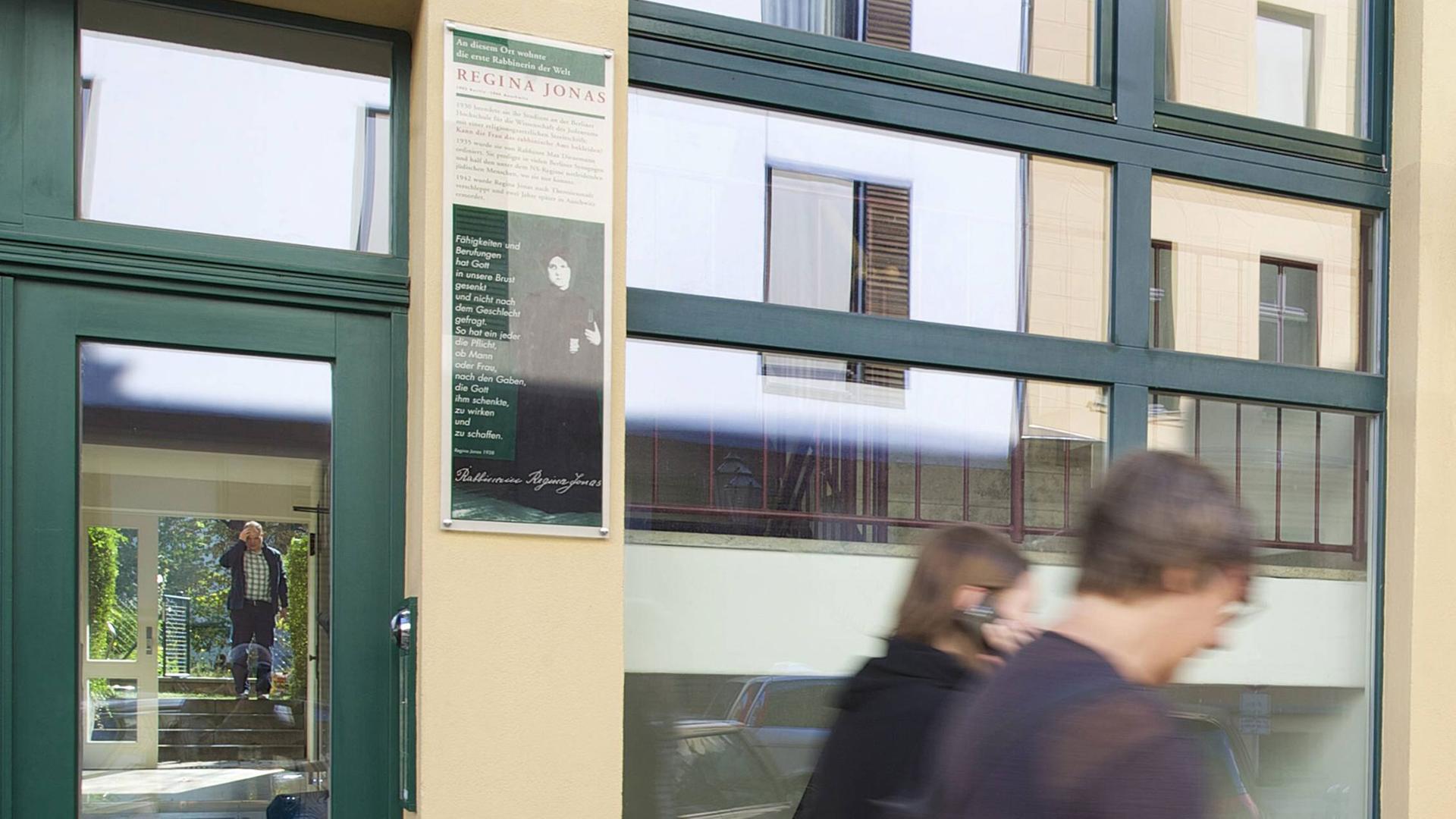 Gedenktafel für die Rabbinerin Regina Jonas in der Krausnickstraße 6 in Berlin. In dem Haus, das zuvor an dieser Stelle stand, wohnte Regina Jonas bis zu ihrer Deportation nach Theresienstadt. Sie war der erste weibliche Rabbiner weltweit Gedenktafel für die Rabbinerin Regina Jonas in der Krausnickstraße 6 in Berlin. In dem Haus, das zuvor an dieser Stelle stand, wohnte Regina Jonas bis zu ihrer Deportation nach Theresienstadt. Sie war der erste weibliche Rabbiner weltweit