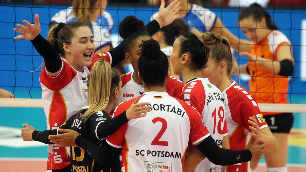 Spielerinnen von SC Potsdam beim Spiel der Volleyball-Bundesliga gegen MTV Stuttgart Spielerinnen von SC Potsdam beim Spiel der Volleyball-Bundesliga gegen MTV Stuttgart