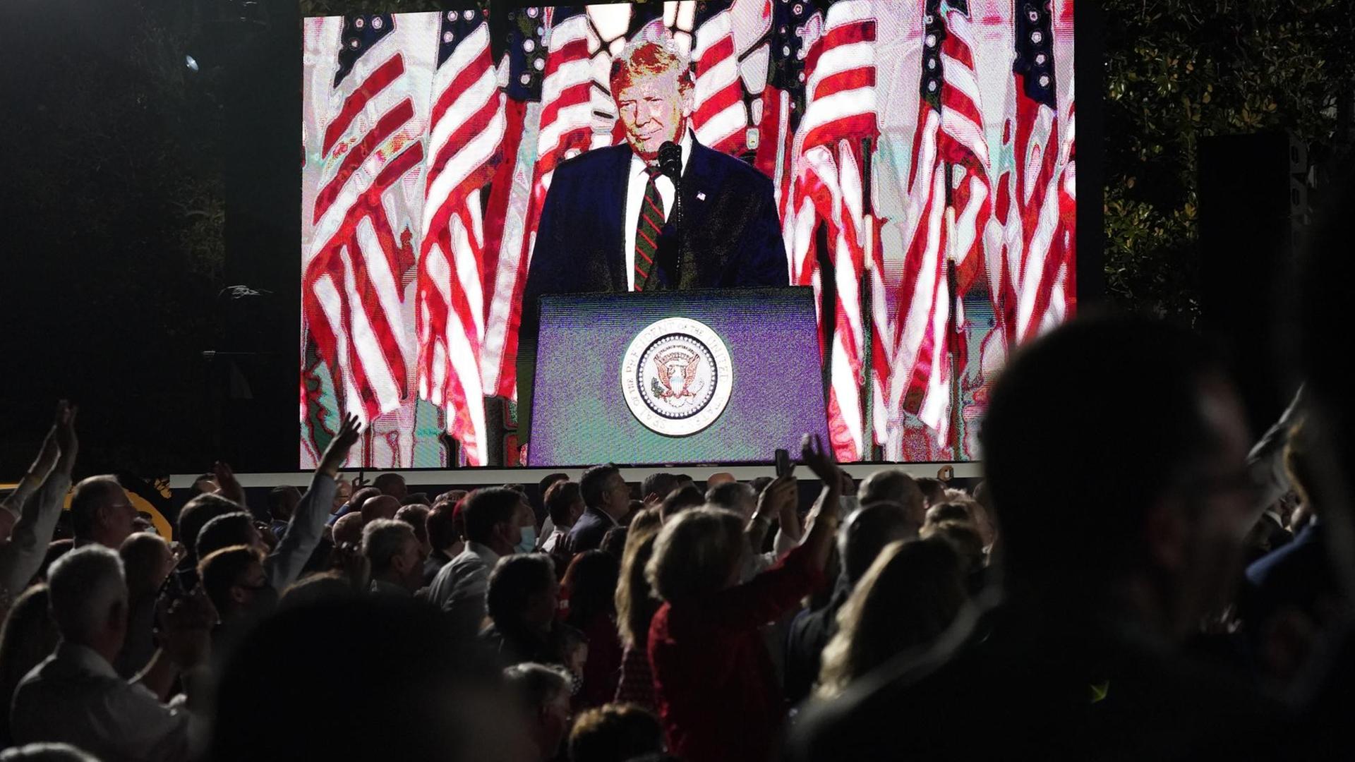Trump-Anhänger jubeln vor dem Weißen Haus. Auf einer Leinwand wird live die Rede von Danld Trump übertragen. Trump-Anhänger jubeln vor dem Weißen Haus. Auf einer Leinwand wird live die Rede von Danld Trump übertragen.