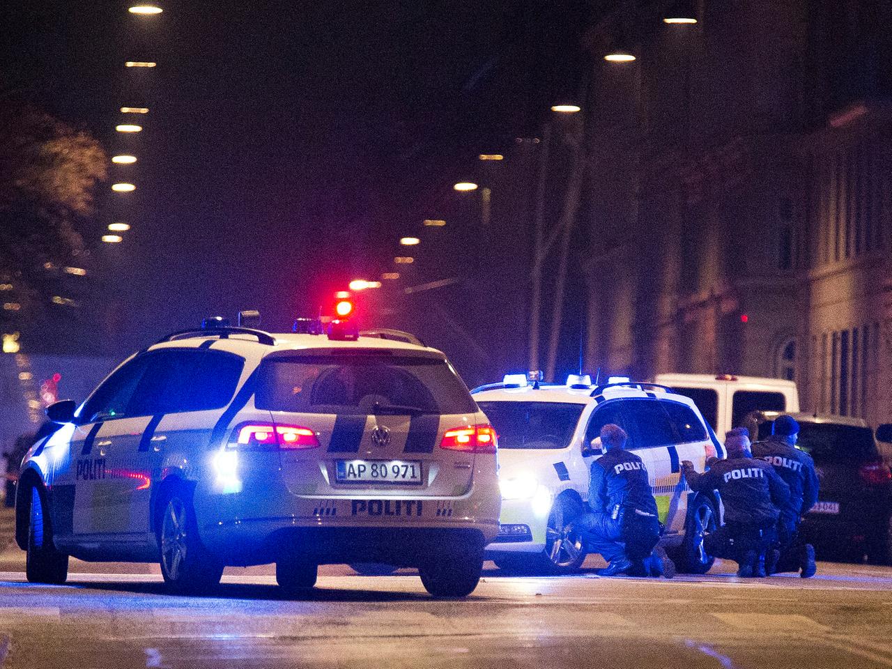 Kopenhagen, 15. Februar 2015: Polizisten nehmen Deckung hinter ihrem Auto. Offenbar wurde der Terrorist, der am Tag zuvor bei einer Diskussionsveranstaltung sowie in einer Synagoge zwei Menschen erschossen hatte, bei dem Gefecht getötet. Kopenhagen, 15. Februar 2015: Polizisten nehmen Deckung hinter ihrem Auto. Offenbar wurde der Terrorist, der am Tag zuvor bei einer Diskussionsveranstaltung sowie in einer Synagoge zwei Menschen erschossen hatte, bei dem Gefecht getötet.