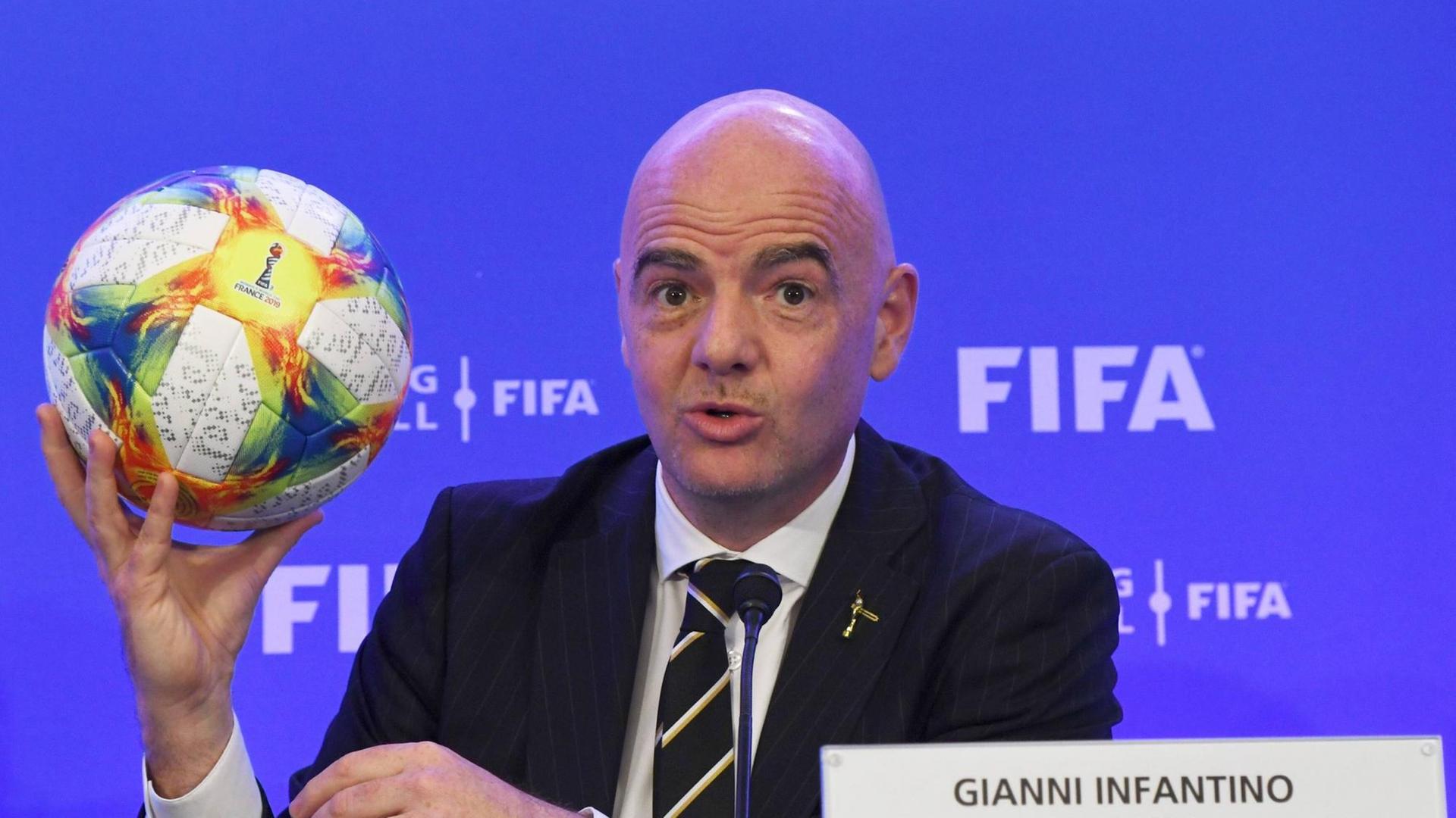 Gianni Infantino will den Weltfußball grundlegend verändern. Gianni Infantino will den Weltfußball grundlegend verändern.
