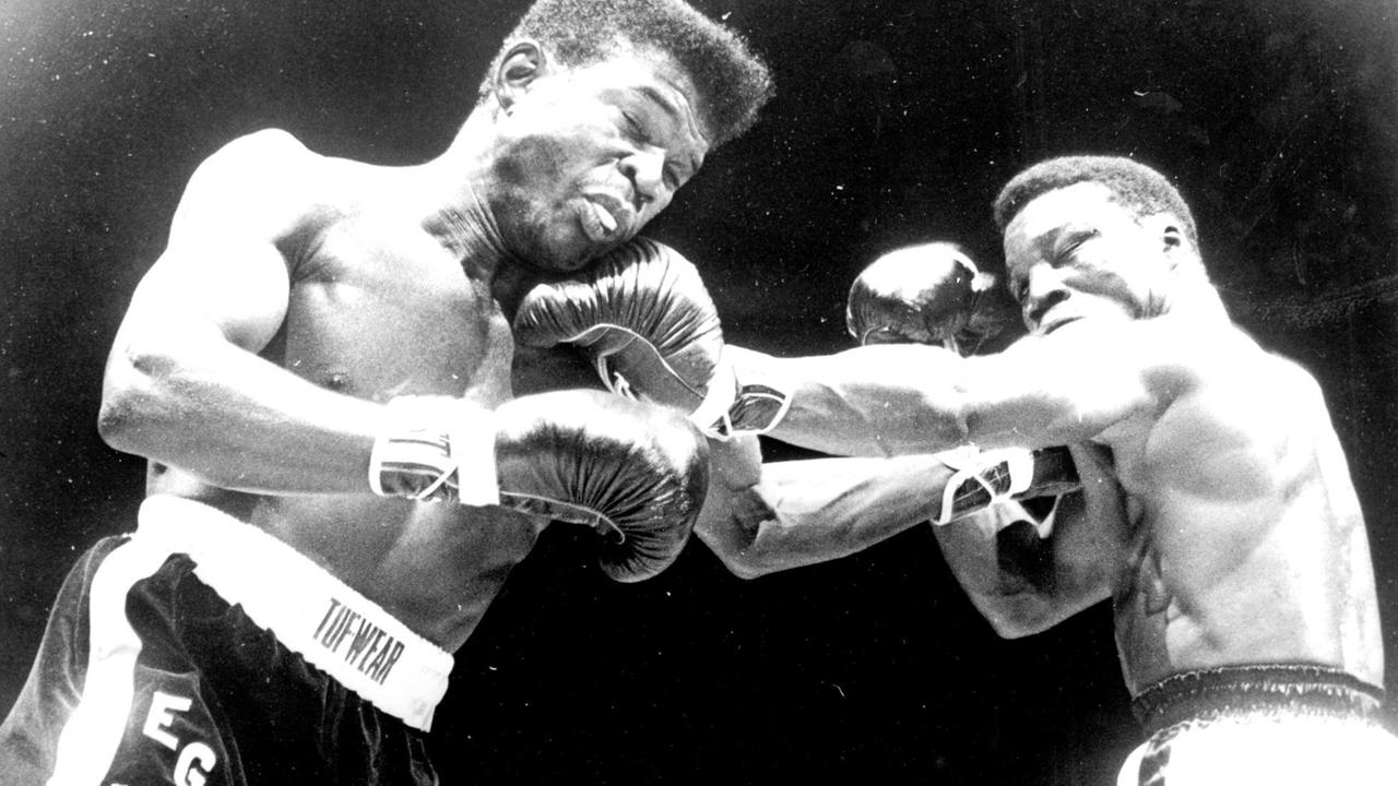 Emile Griffith (L) im Kampf um den Weltmeisterschaftstitel im Weltergewicht gegen den Kubaner Benny Kid Paret im New Yorker Madison Square Garden. Paret fiel nach dem Kampf im März 1962 ins Koma. Emile Griffith (L) im Kampf um den Weltmeisterschaftstitel im Weltergewicht gegen den Kubaner Benny Kid Paret im New Yorker Madison Square Garden. Paret fiel nach dem Kampf im März 1962 ins Koma.