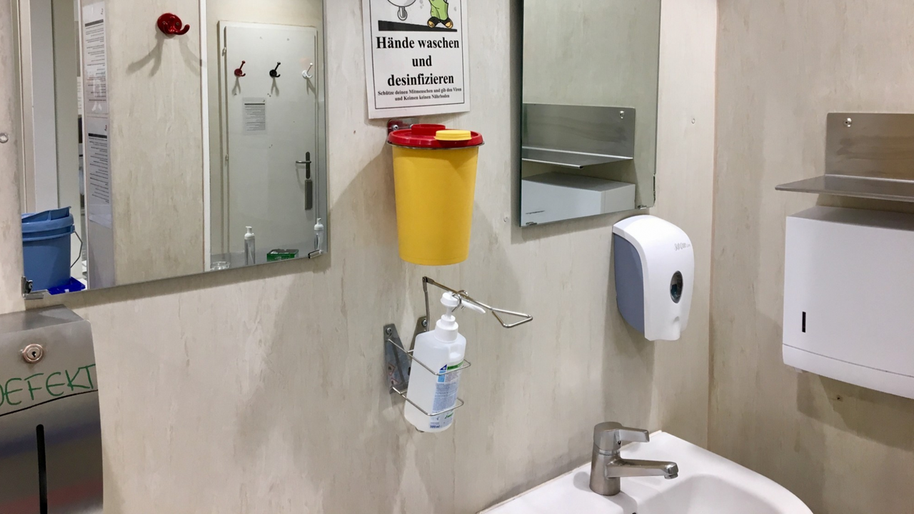 Eine Hygieneraum mit Hinweisen für Suchtkranke, sich vor dem Spritzen die Haut gut zu reinigen, um Infektionen zu vermeiden. Eine Hygieneraum mit Hinweisen für Suchtkranke, sich vor dem Spritzen die Haut gut zu reinigen, um Infektionen zu vermeiden.