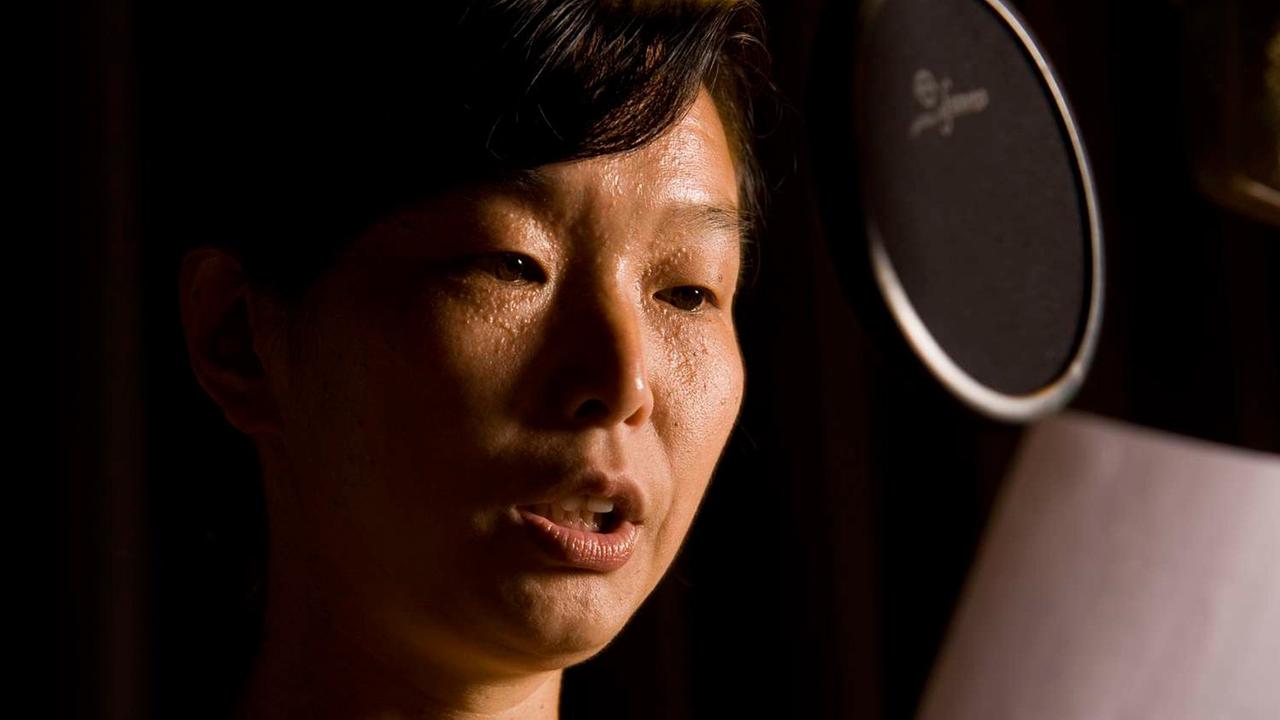 Hitomi Makino am Mikrofon Hitomi Makino am Mikrofon
