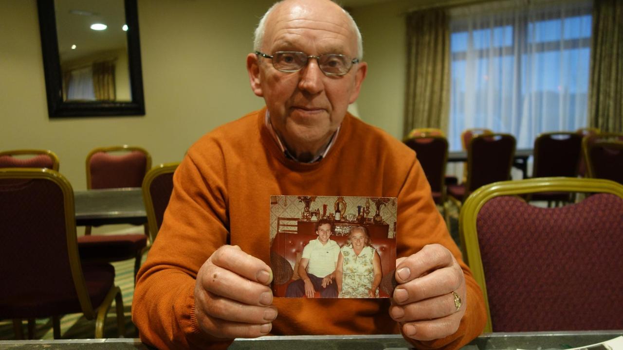 Patrick John Haverty, Überlebender des Mutter-Kind-Heims Tuam in Irland, mit einem Bild seiner Mutter und sich Patrick John Haverty, Überlebender des Mutter-Kind-Heims Tuam in Irland, mit einem Bild seiner Mutter und sich