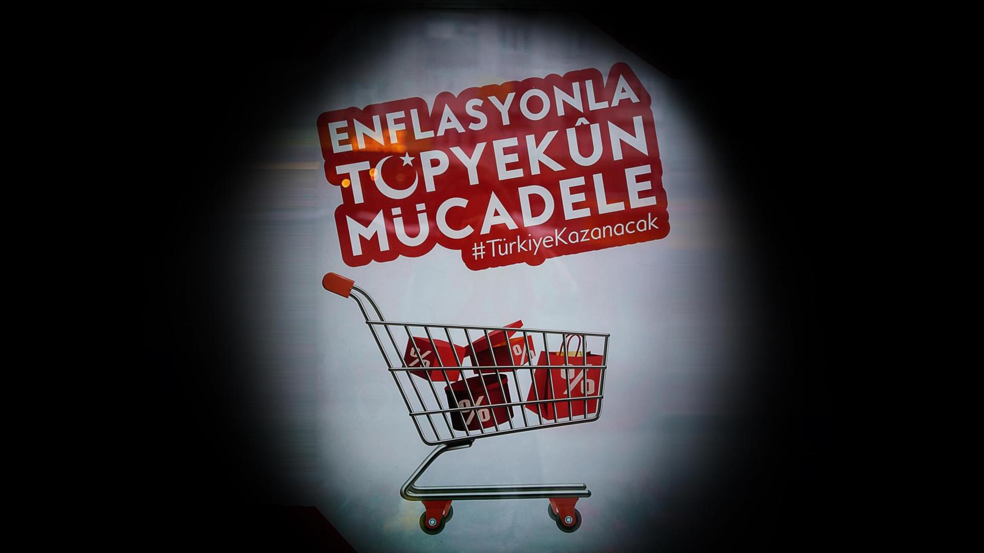 Dieses Poster eines Supermarkts sagt "Gemeinsam gegen die Inflation kåmpfen – die Türkei wird gewinnen." Dieses Poster eines Supermarkts sagt "Gemeinsam gegen die Inflation kåmpfen – die Türkei wird gewinnen."