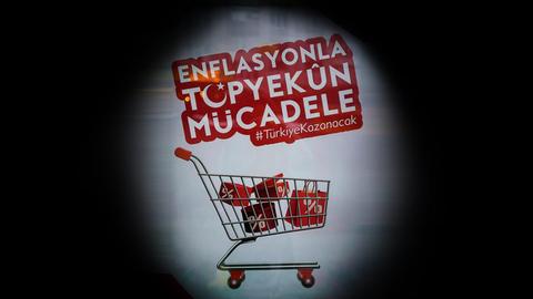 Dieses Poster eines Supermarkts sagt "Gemeinsam gegen die Inflation kåmpfen – die Türkei wird gewinnen."