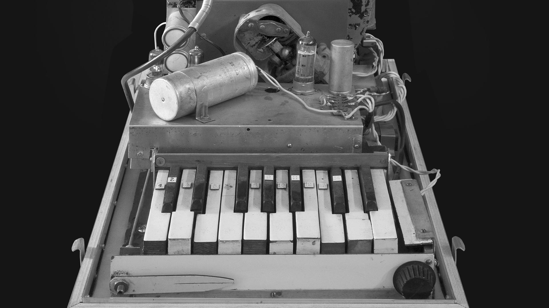 Das Rhythmicon gilt als erster Drumcomputer und wurde 1931 von Leon Theremin in der damaligen Sowjetunion Das Rhythmicon gilt als erster Drumcomputer und wurde 1931 von Leon Theremin in der damaligen Sowjetunion