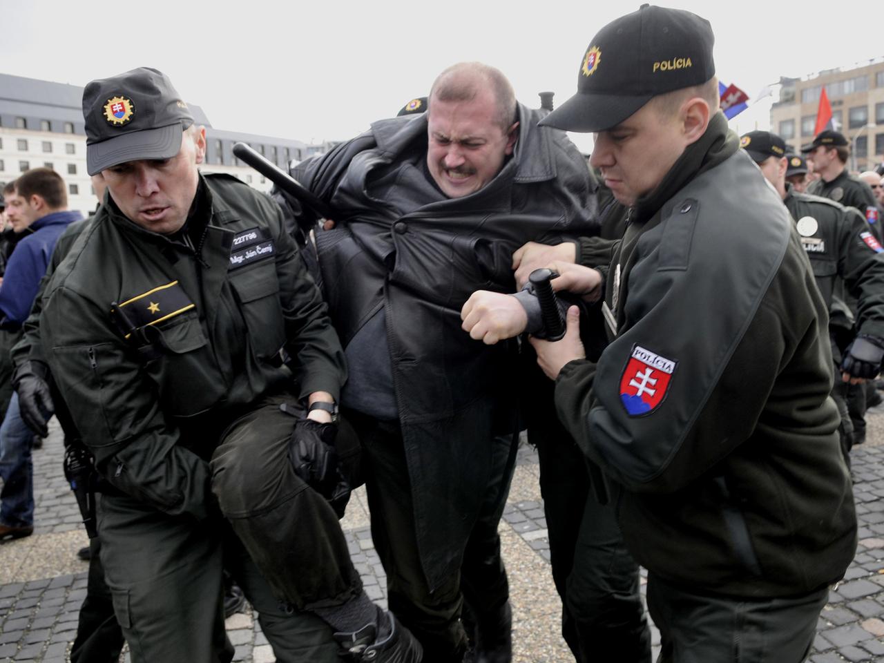 Von der Polizei angeführt: Der rechtsradikale Politiker Marian Kotleba bei einer Veranstaltung im Jahr 2009. Von der Polizei angeführt: Der rechtsradikale Politiker Marian Kotleba bei einer Veranstaltung im Jahr 2009.