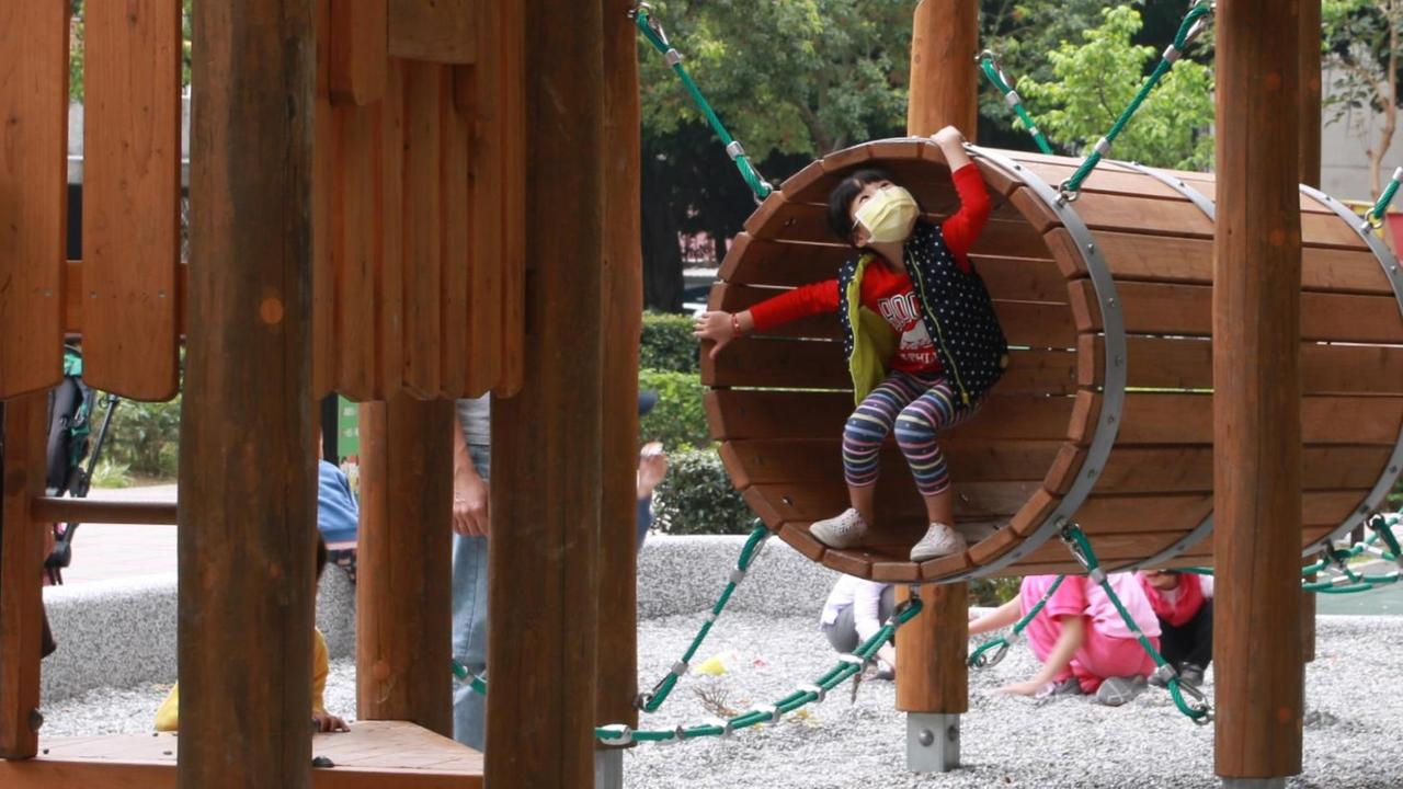 KInd auf einem Spielplatz KInd auf einem Spielplatz