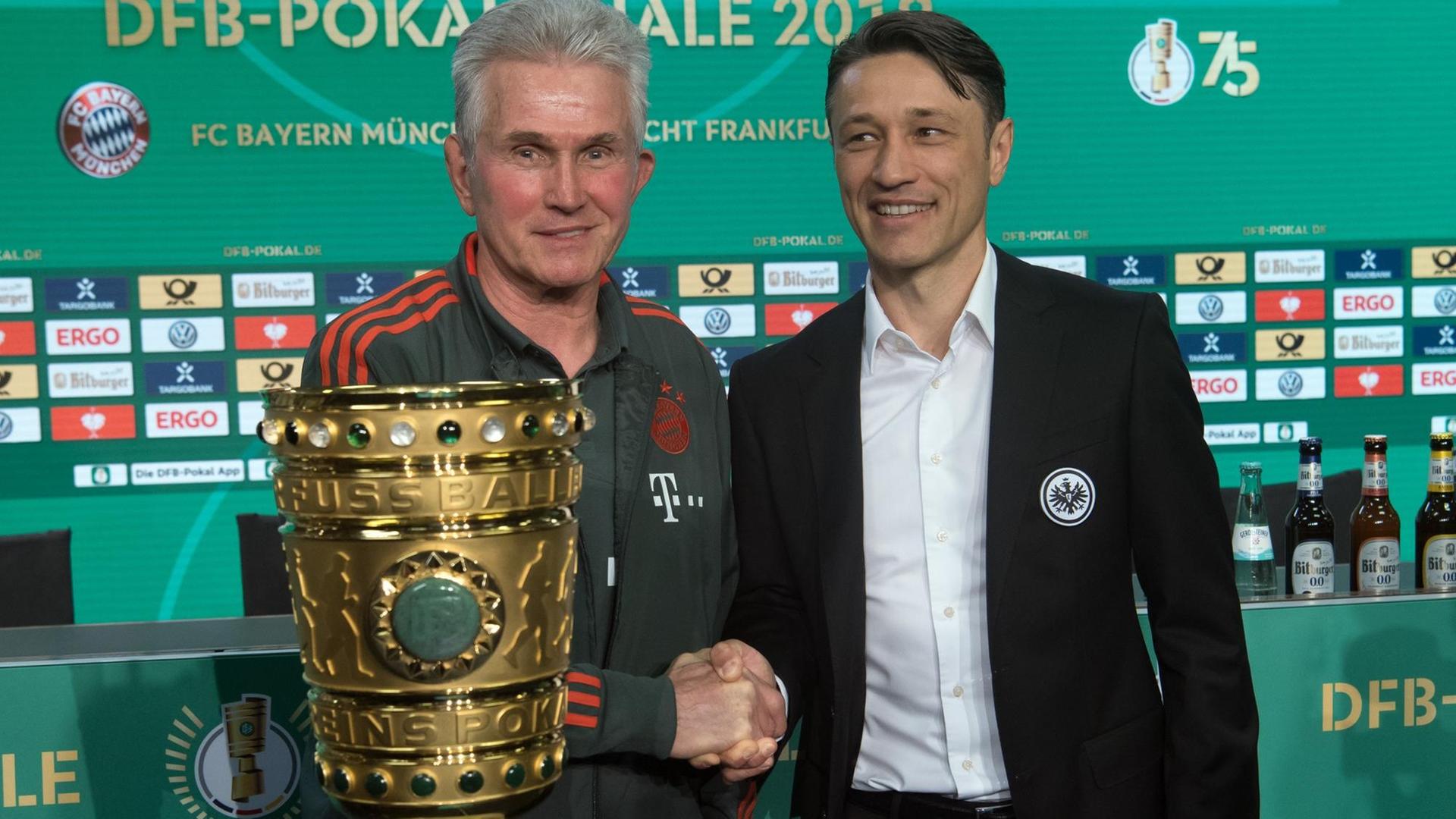 Jupp Heynckes (l), Trainer des FC Bayern München, und Niko Kovac, Trainer von Eintracht Frankfurt, stehen nach der Pressekonferenz zum DFB-Pokalfinale zwischen dem FC Bayern München und Eintracht Frankfurt am 19.05.2018 hinter dem Pokal. Jupp Heynckes (l), Trainer des FC Bayern München, und Niko Kovac, Trainer von Eintracht Frankfurt, stehen nach der Pressekonferenz zum DFB-Pokalfinale zwischen dem FC Bayern München und Eintracht Frankfurt am 19.05.2018 hinter dem Pokal.