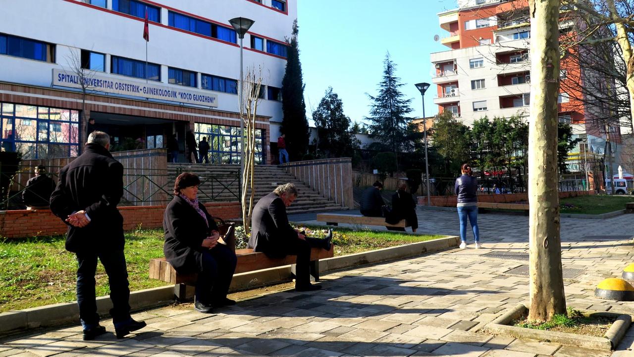 Geburtsklinik in Tirana, davor wartende Verwandte der Gebärenden