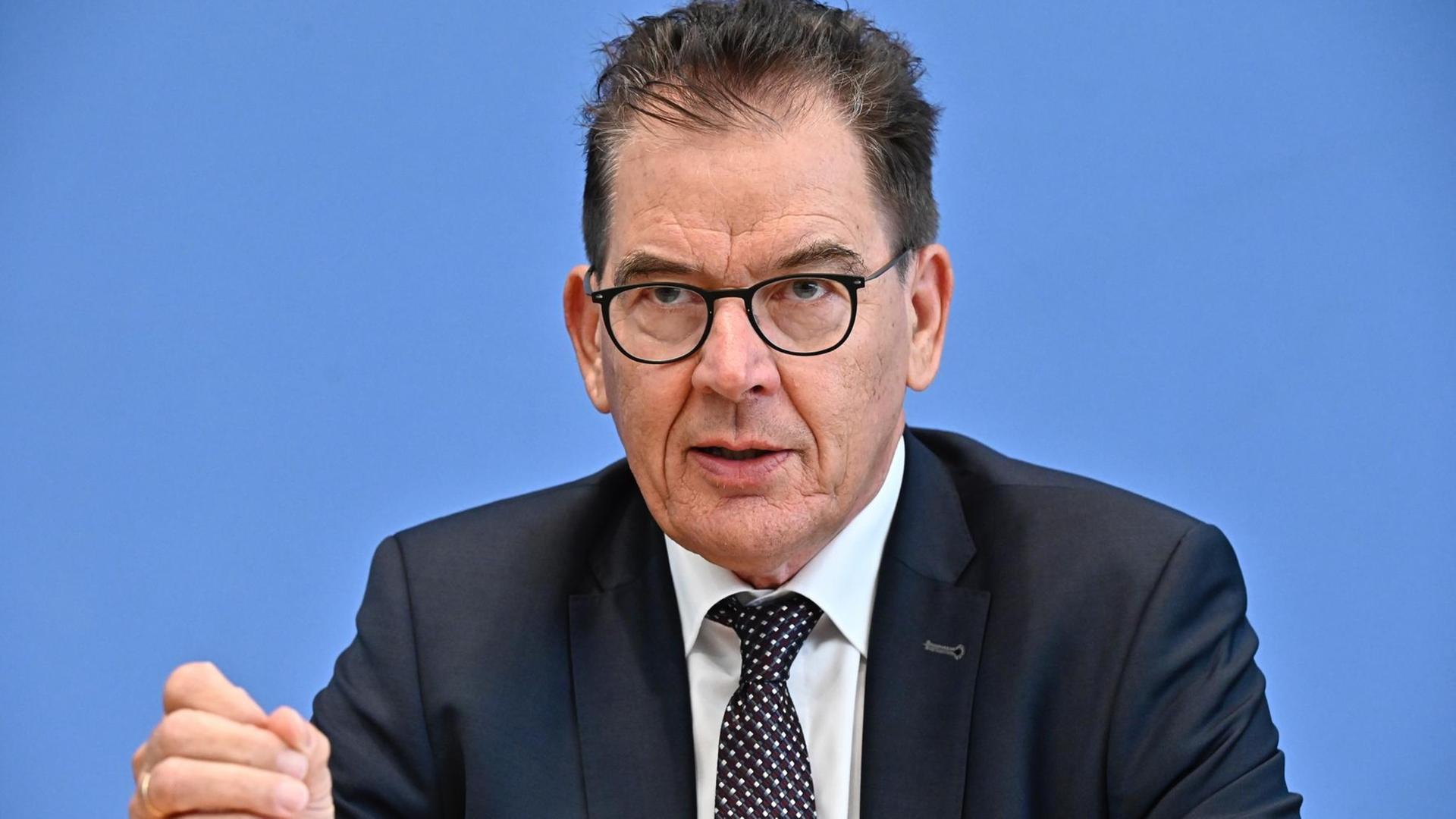 Bundesentwicklungsminister Gerd Müller (CSU) spricht auf einer Pressekonferenz anlässlich der Vorstellung eines Corona-Sofortprogramms des Entwicklungsministeriums und zum Reformkonzept 2030. Bundesentwicklungsminister Gerd Müller (CSU) spricht auf einer Pressekonferenz anlässlich der Vorstellung eines Corona-Sofortprogramms des Entwicklungsministeriums und zum Reformkonzept 2030.