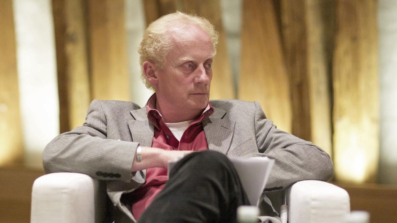 Harald Schumann sitzt während einer Podiumsdiskussion auf einem Sofa Harald Schumann sitzt während einer Podiumsdiskussion auf einem Sofa