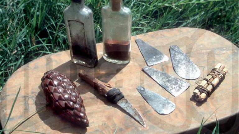Messer, Klingen und Amulette für die Beschneidung von Mädchen Messer, Klingen und Amulette für die Beschneidung von Mädchen