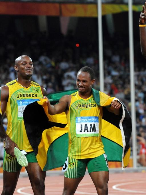 Olympia in Peking 2008 - die jamaikanische 4x100-Meter-Staffel mit Nesta Carter, Asafa Powell, Michael Frater und Usain Bolt nach dem Finallauf